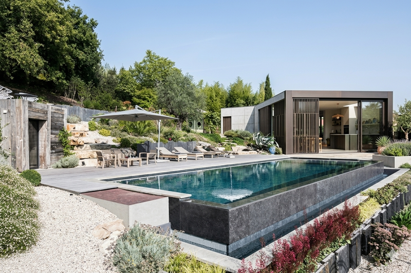 Piscine à débordement