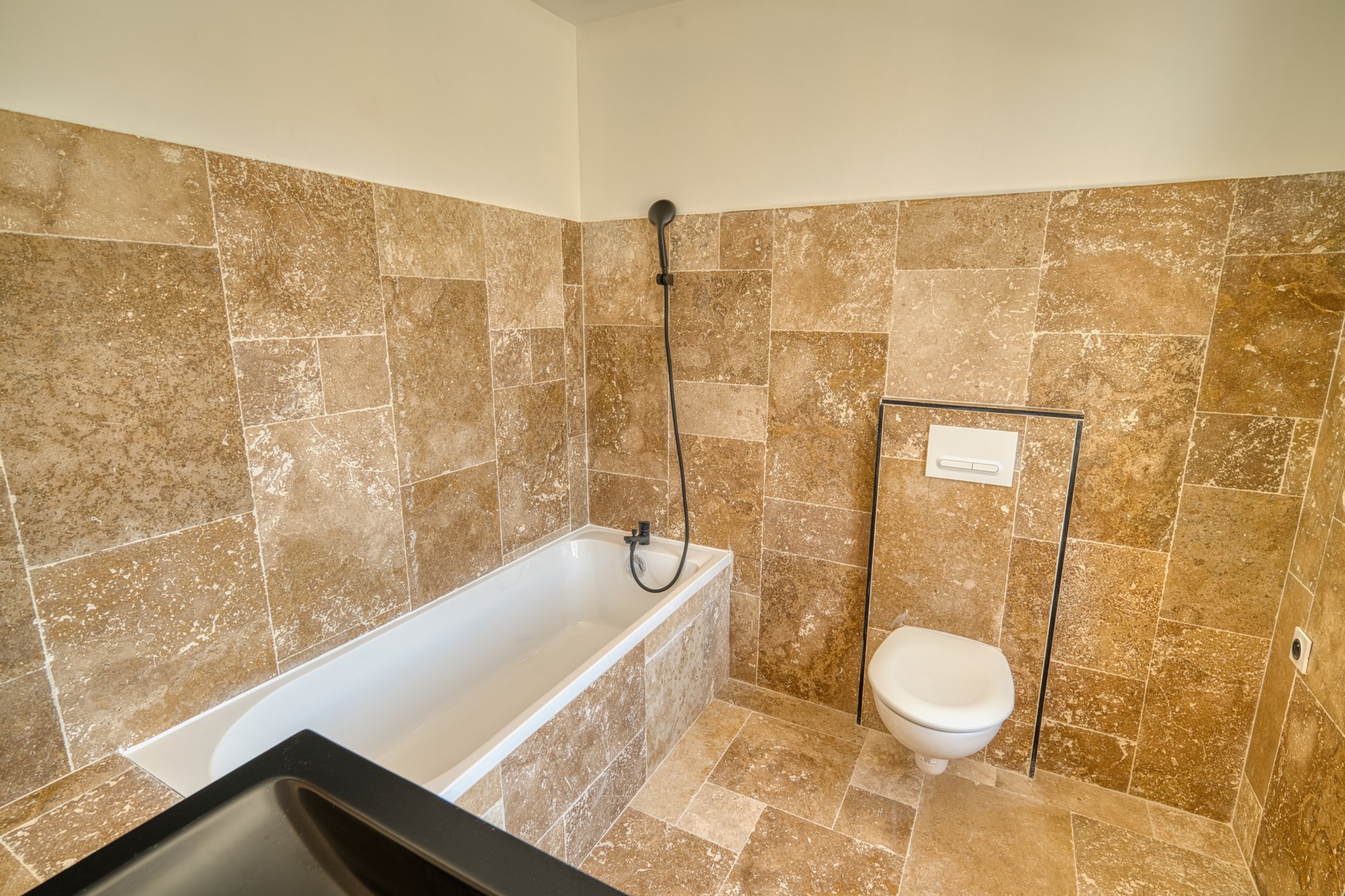 Salle de bain : baignoire et WC suspendu