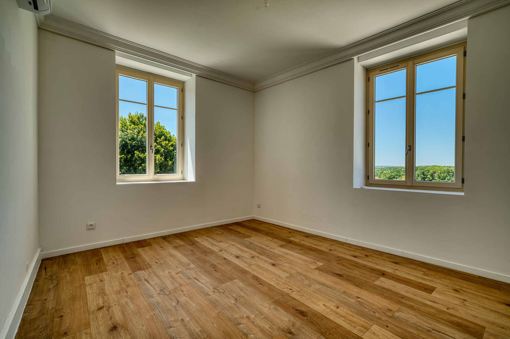 Chambre à deux fenêtres, parquet chêne
