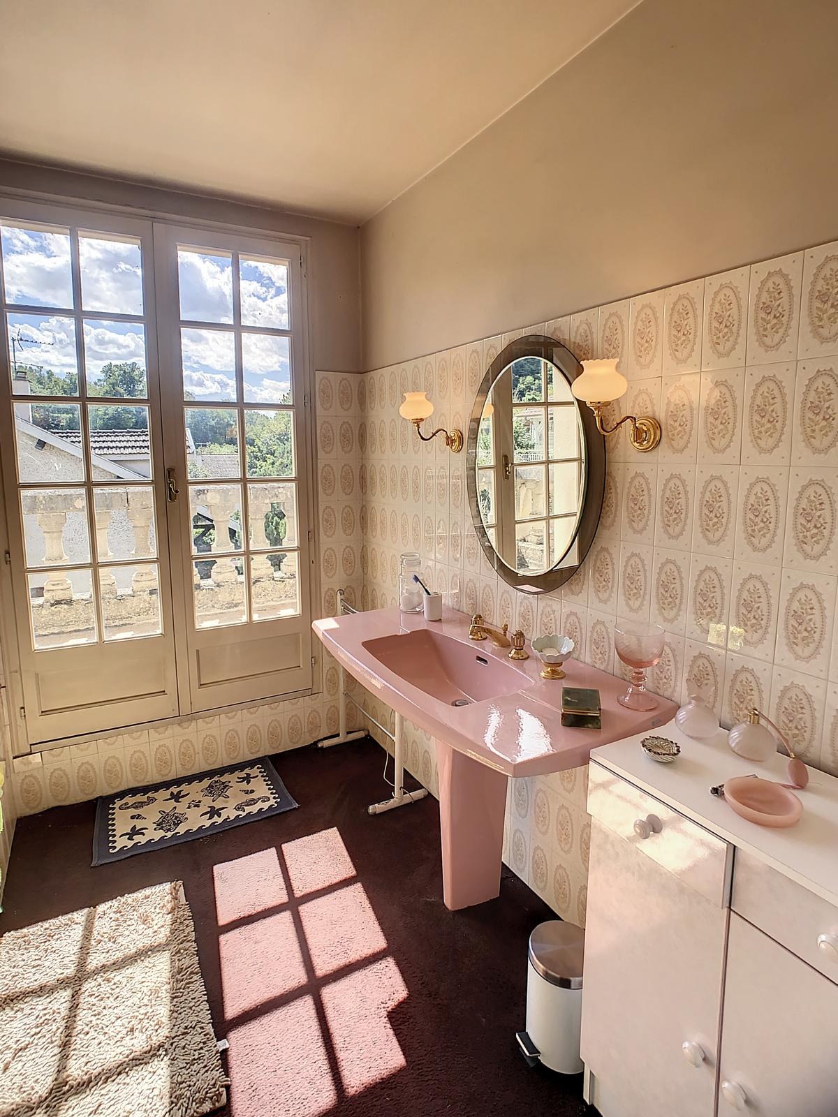 Avant travaux : la salle de bain rose