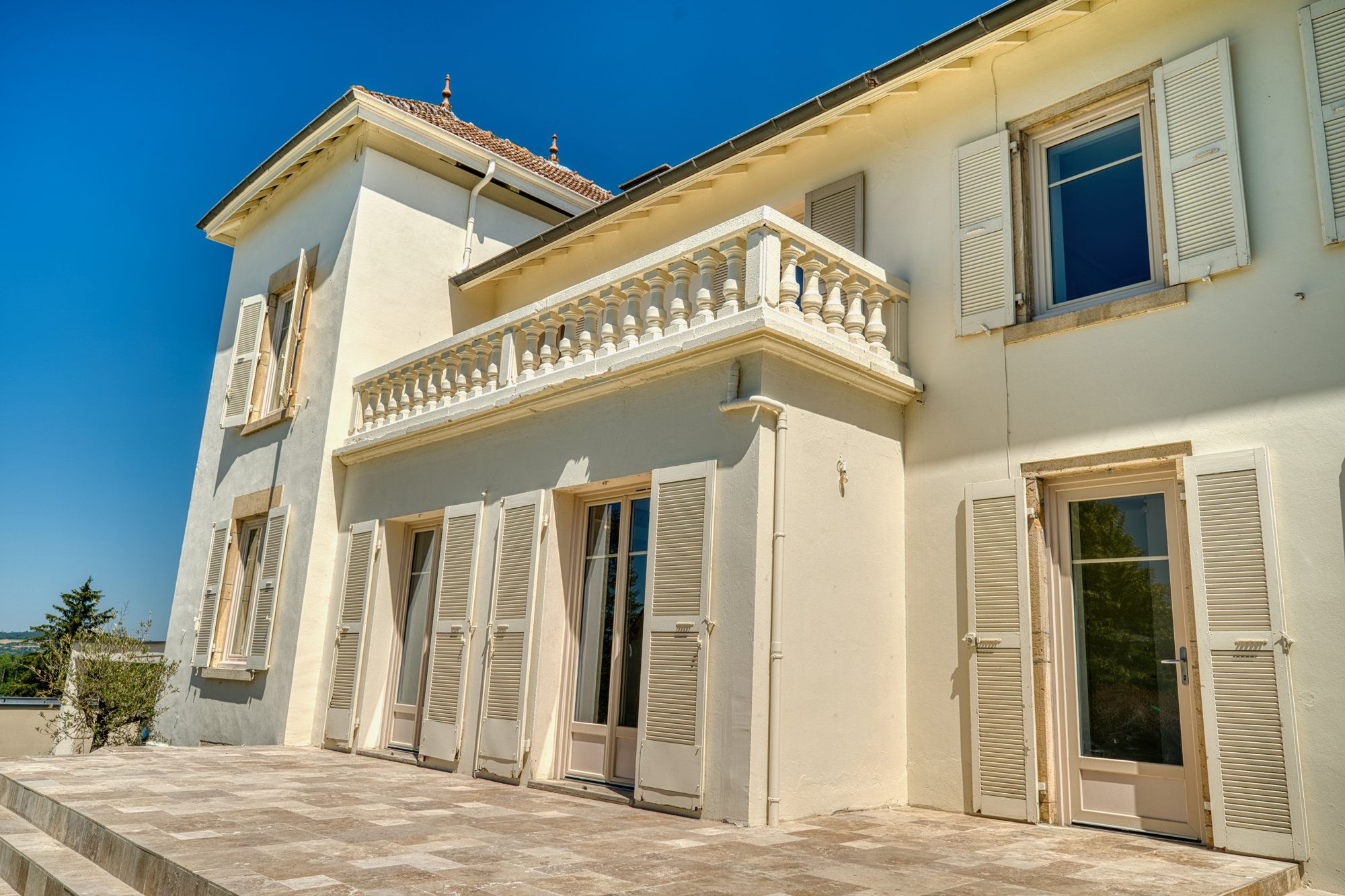 Façade restaurée : balustrades, volets et menuiseries