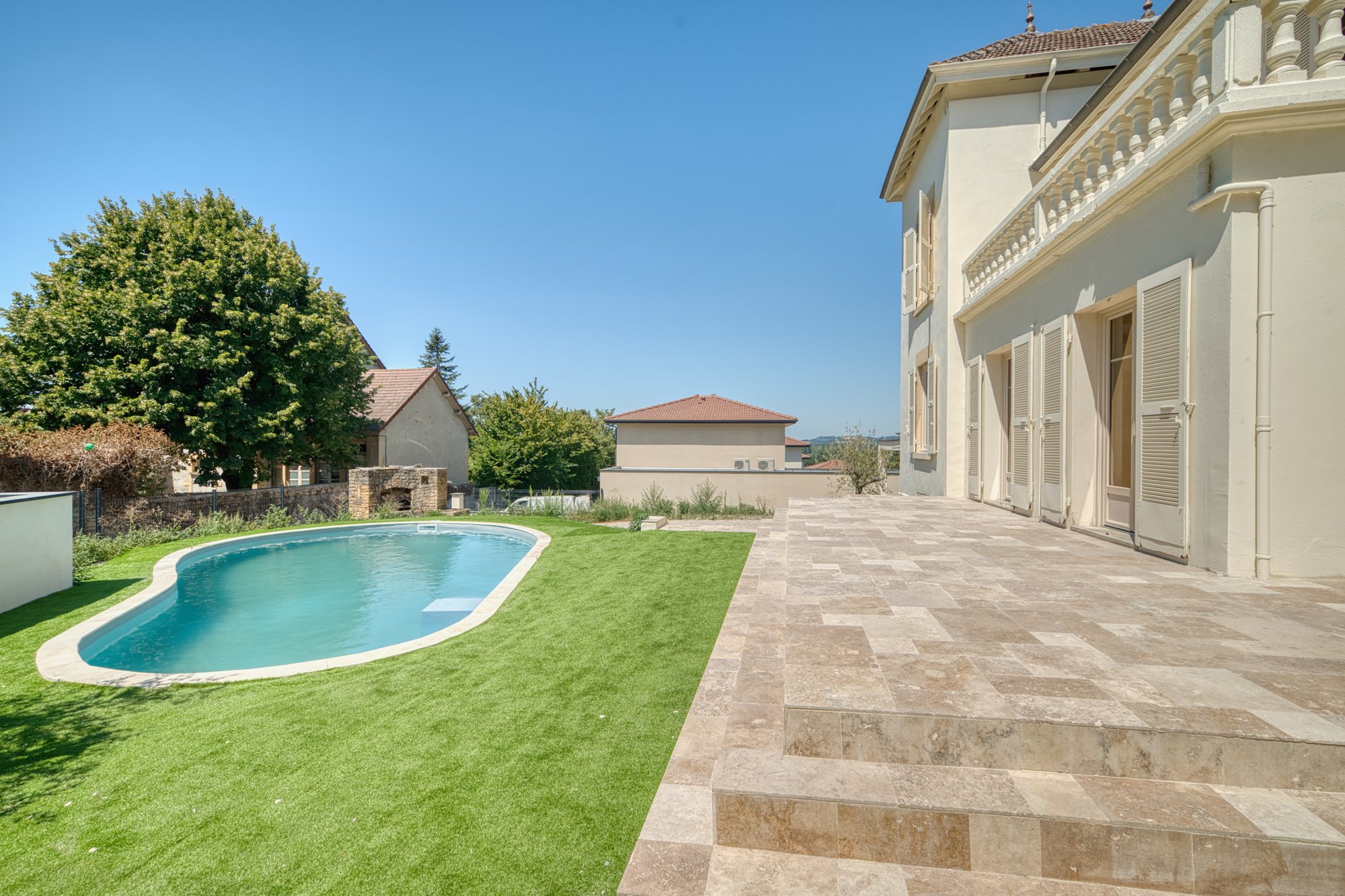 Terrasse en travertin, pelouse et piscine