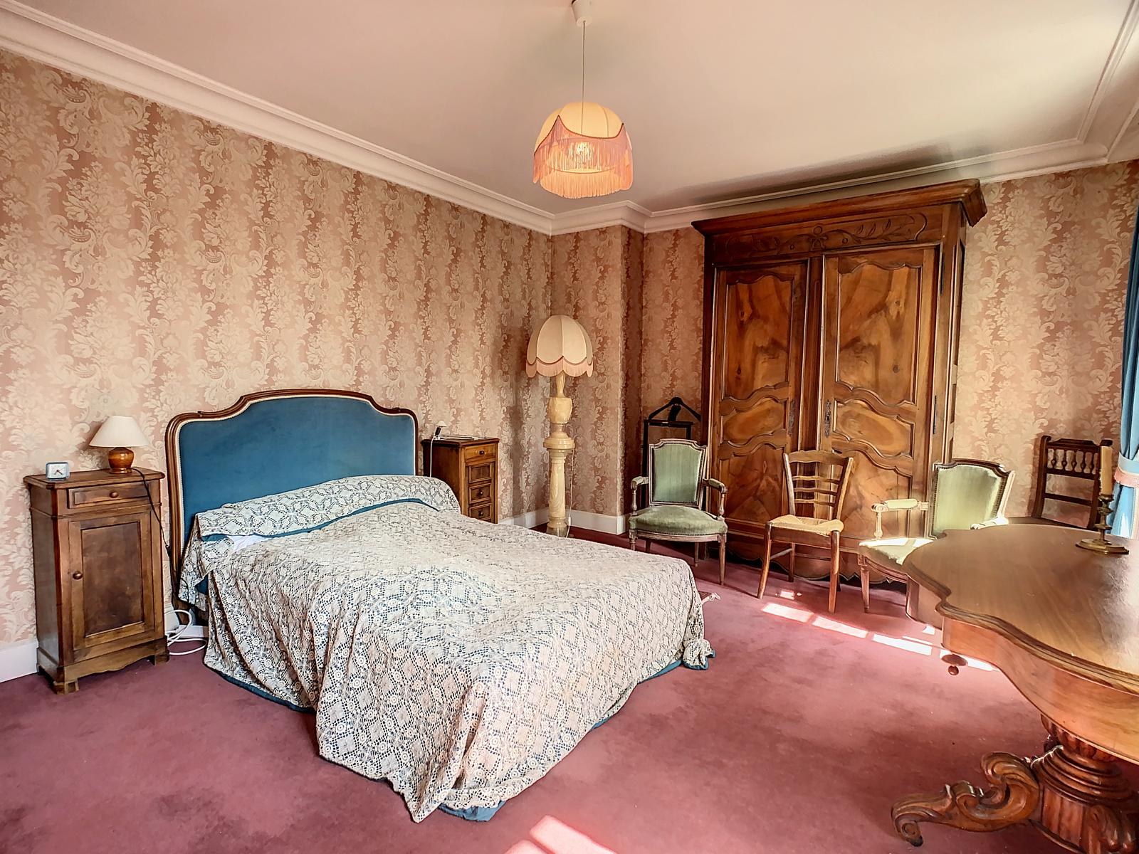 Avant travaux : une chambre au papier peint d'époque