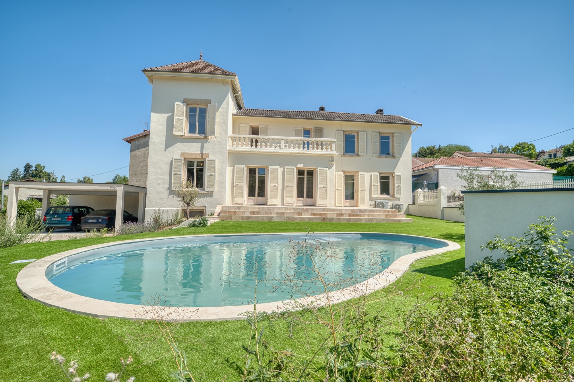 La façade côté jardin et la piscine, à la place de la pelouse en friche