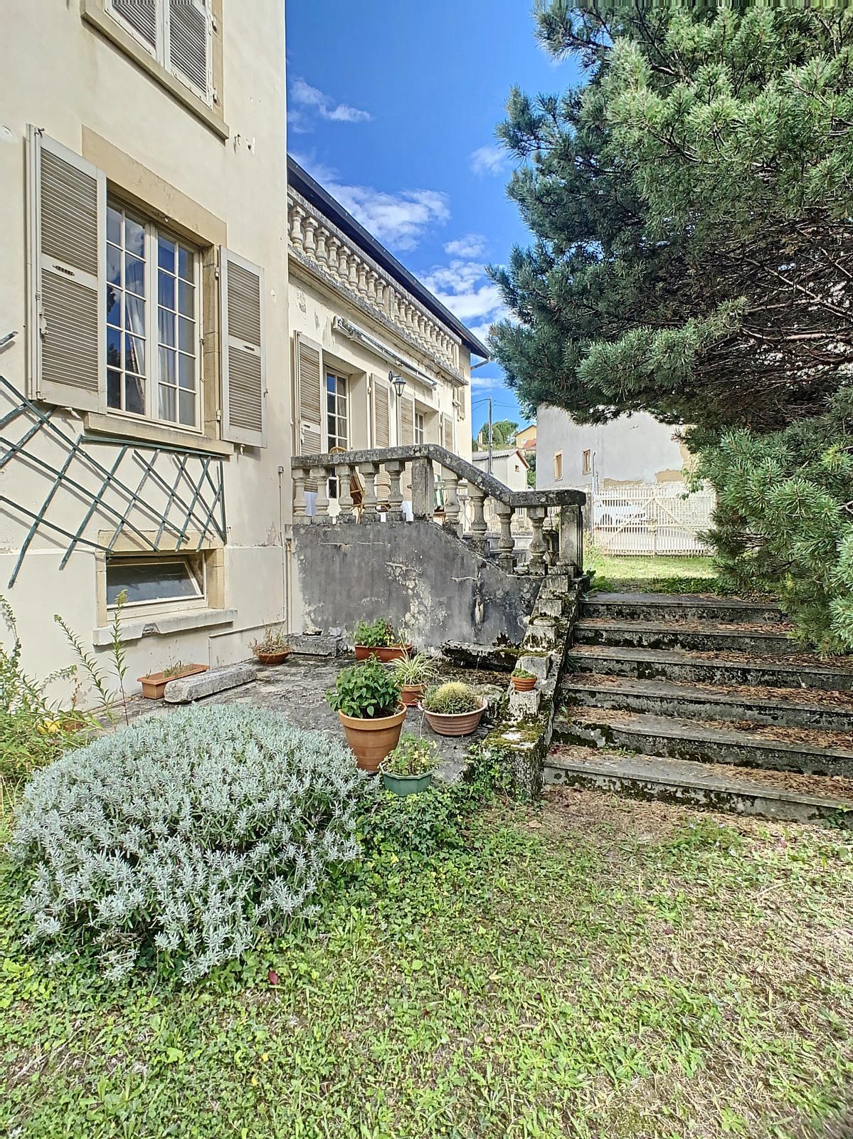 Avant travaux : la façade et l'escalier extérieur