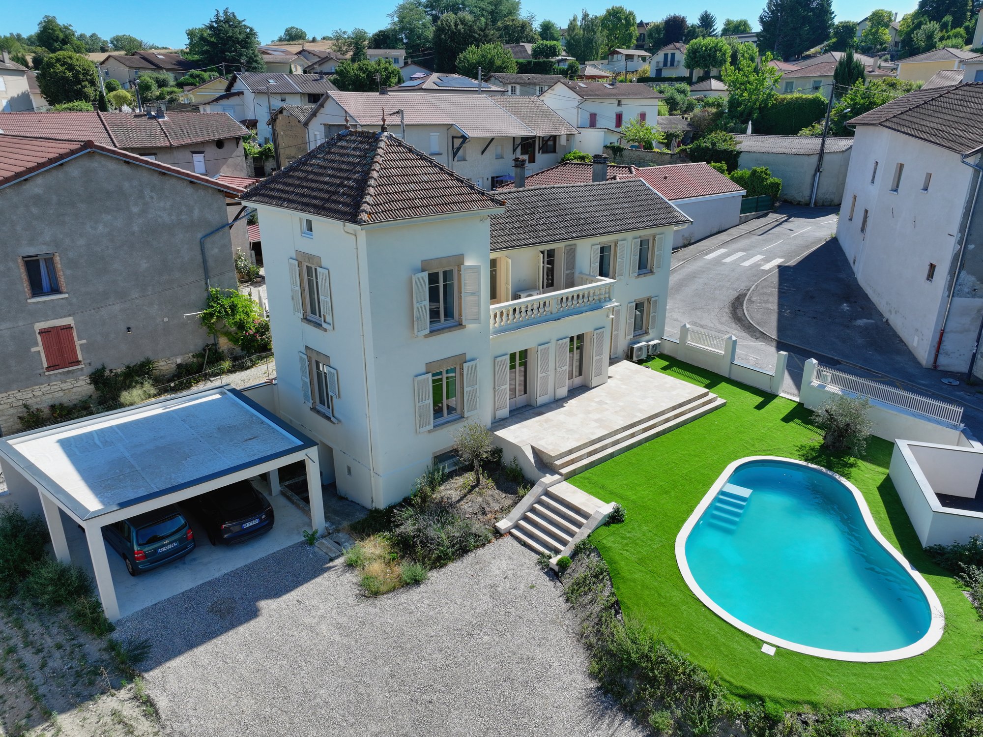 La maison, le carport et la piscine vus du ciel
