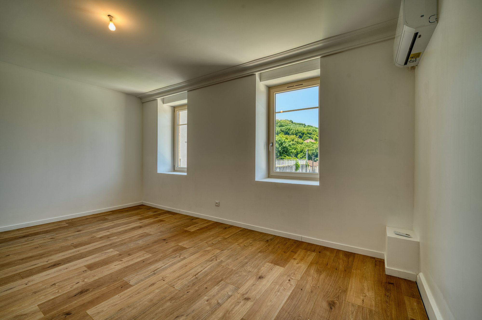Chambre : parquet chêne et murs gris clair