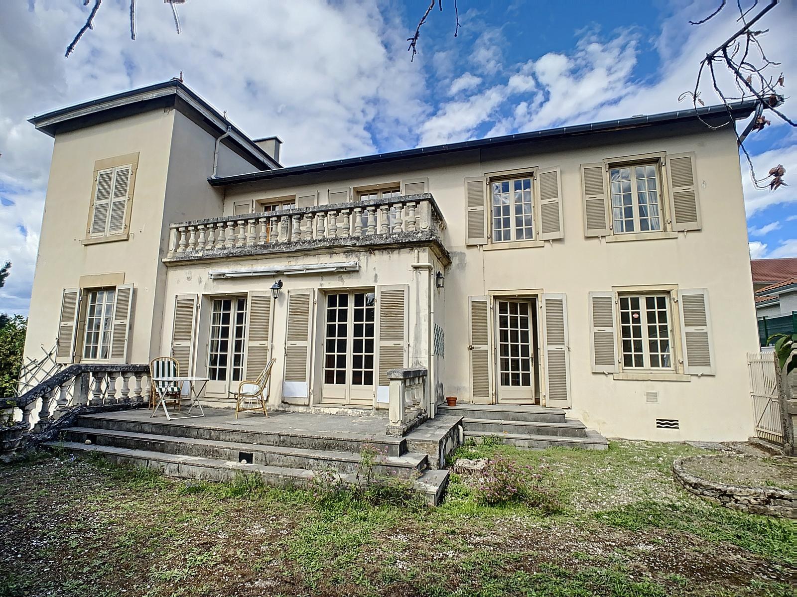 Avant travaux : la façade côté jardin, terrasse à balustrade et jardin en friche