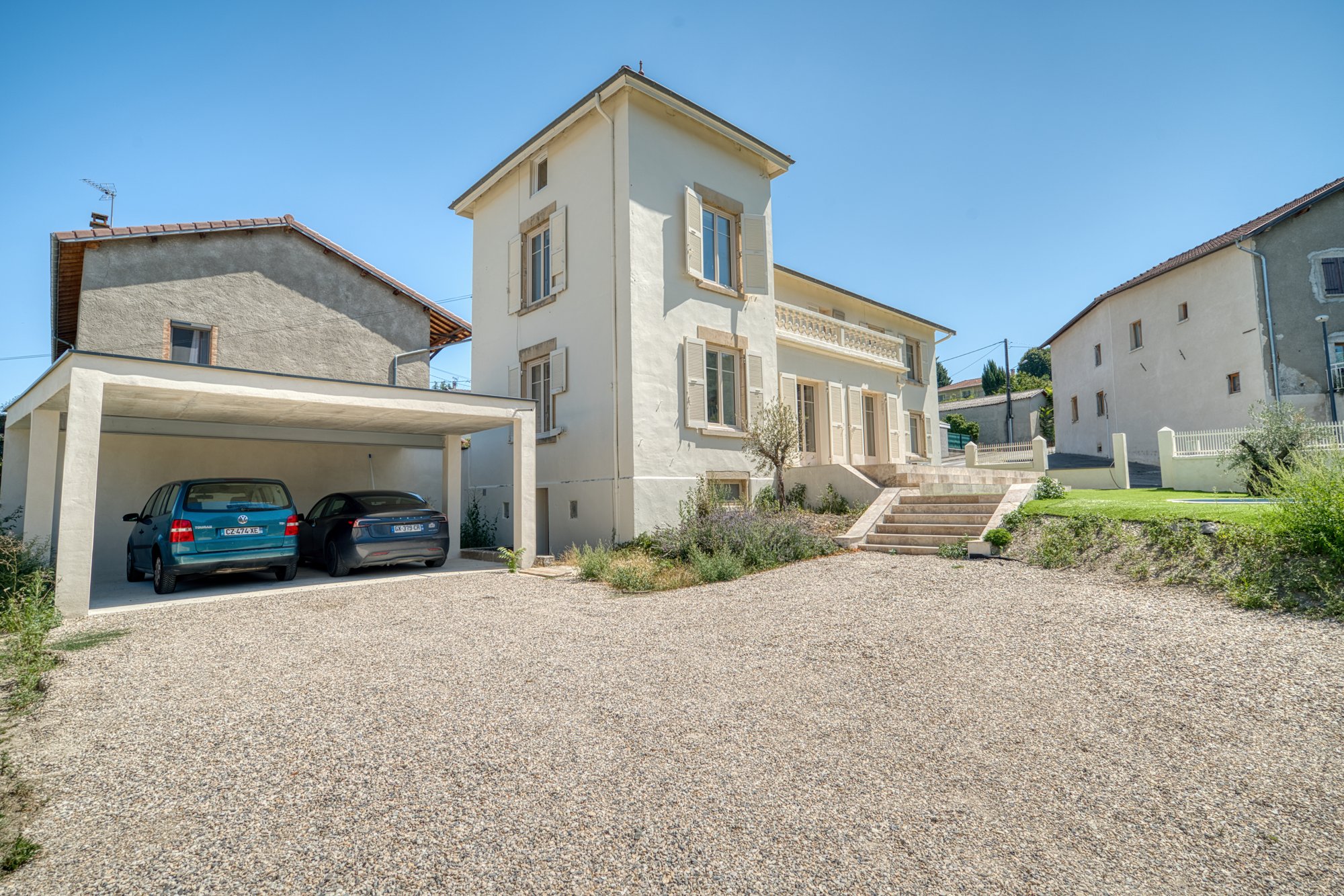 Le carport construit par RGC Maison Design, côté entrée